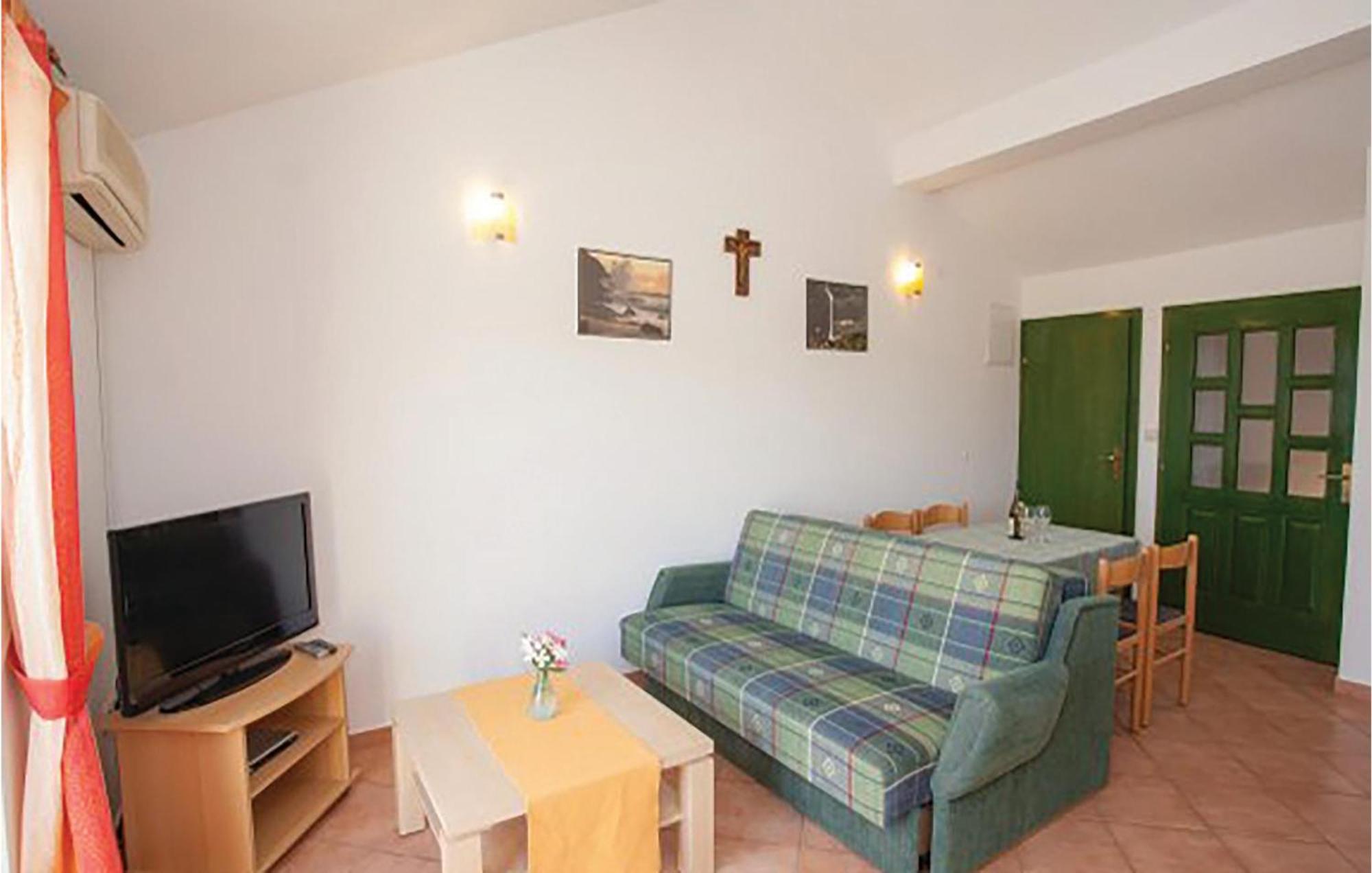 Gorgeous Apartment In Malinska With Kitchen Eksteriør bilde