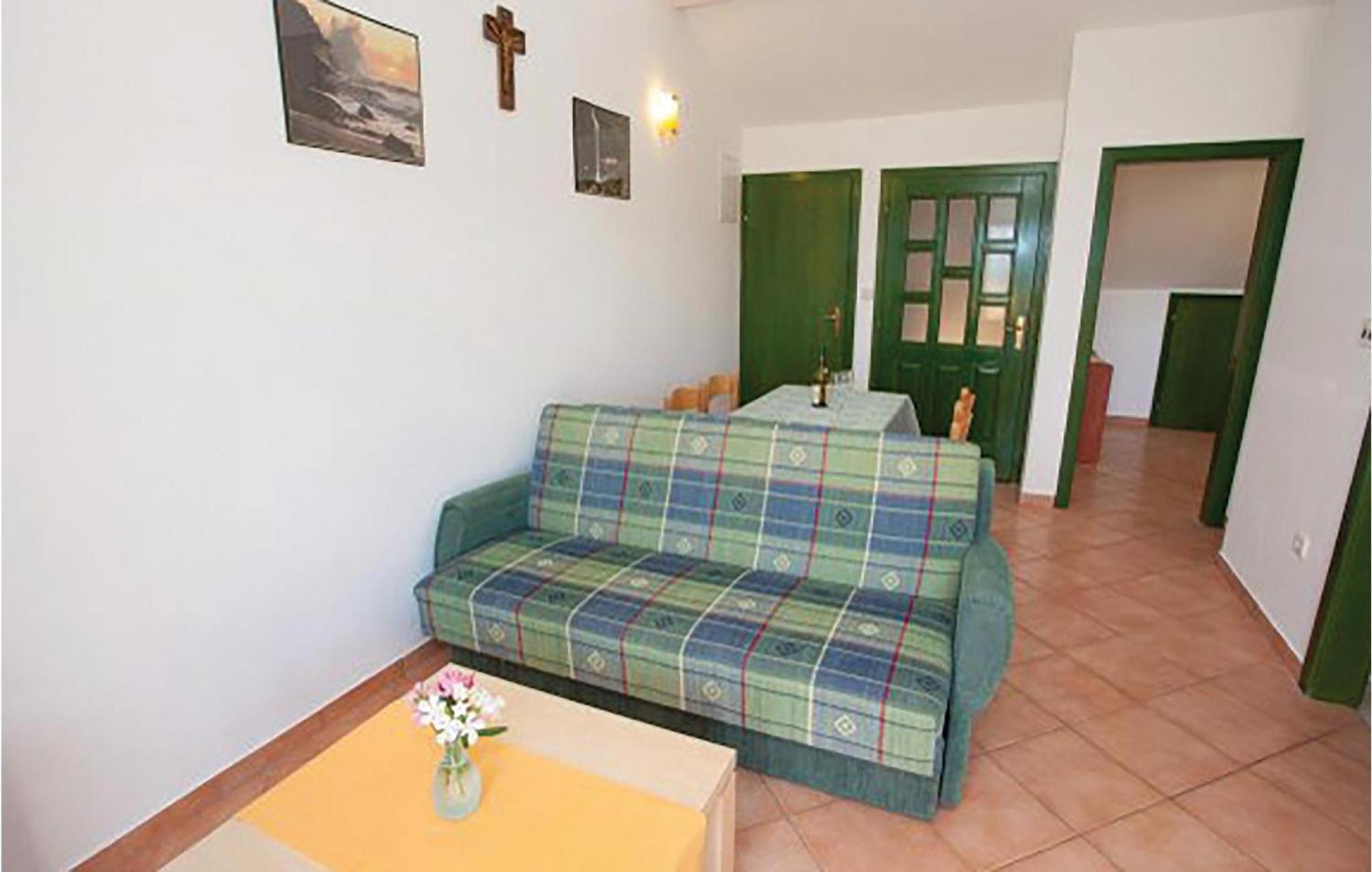 Gorgeous Apartment In Malinska With Kitchen Eksteriør bilde